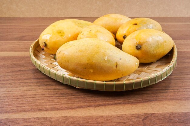 Photo high angle view of fruits in basket on table