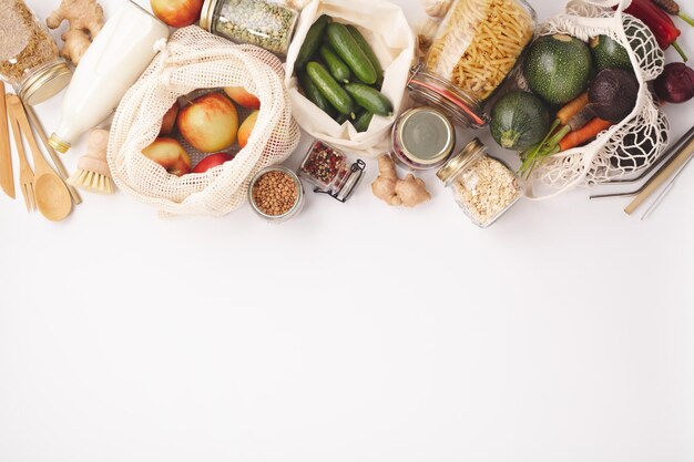 Foto vista ad alto angolo di frutta in cesto su sfondo bianco