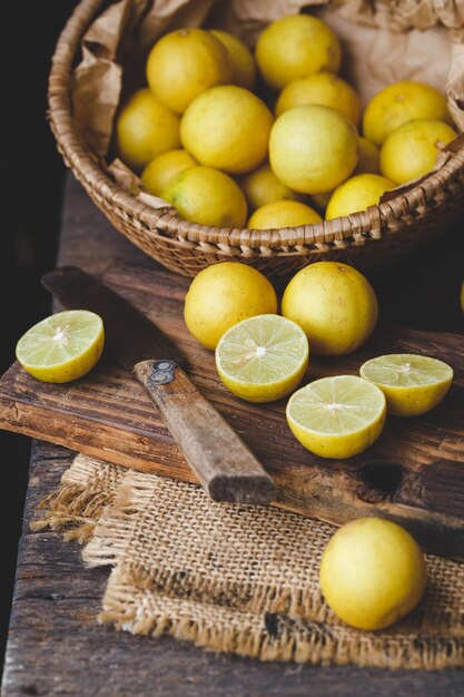 Foto vista ad alta angolazione delle frutta nel cesto