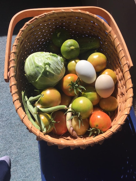 Photo high angle view of fruits in basket