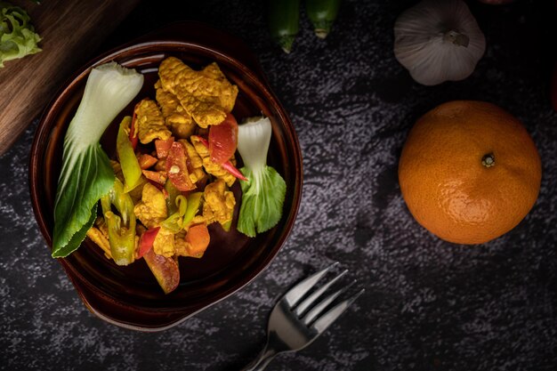 Photo high angle view of fruits in bowl on table