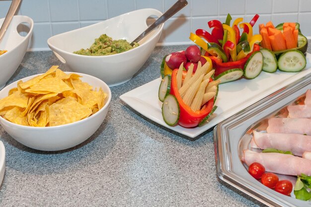 Photo high angle view of fruits in bowl on table