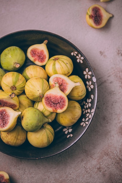 Foto vista ad alto angolo di frutta in ciotola su tavola