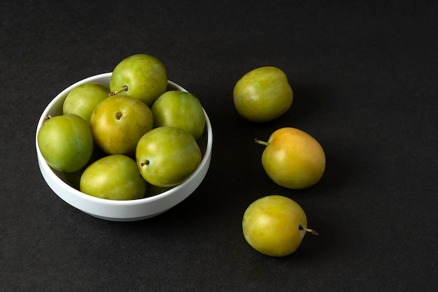 Foto vista ad alto angolo di frutta in ciotola su tavola