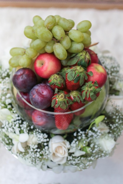 テーブルの上にある鉢の中の果物の高角度の眺め