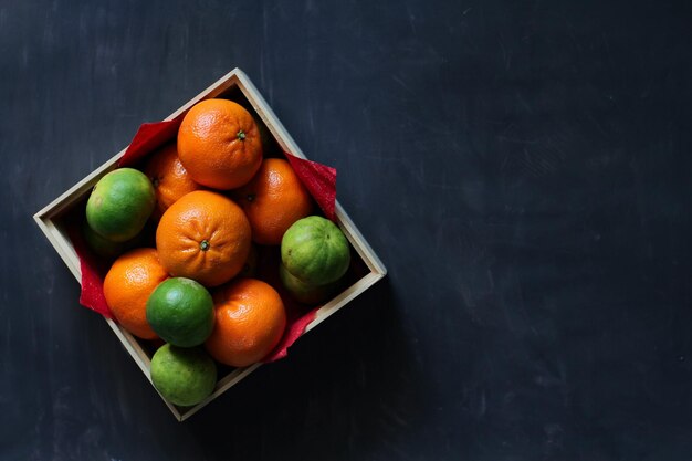 Foto vista ad alto angolo di frutta in ciotola su tavola