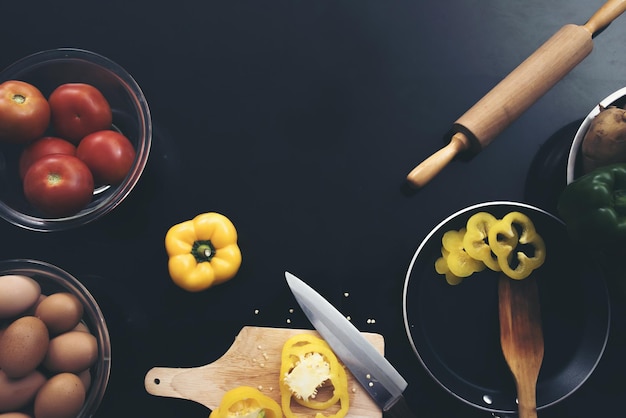 Foto vista ad alto angolo di frutta in ciotola su tavola