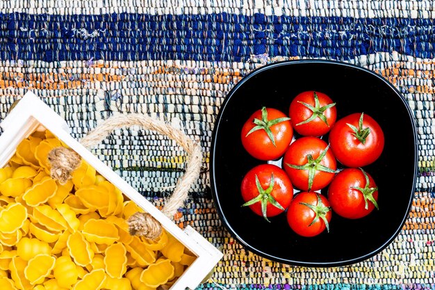 Foto vista ad alto angolo dei frutti in contenitore su tavola