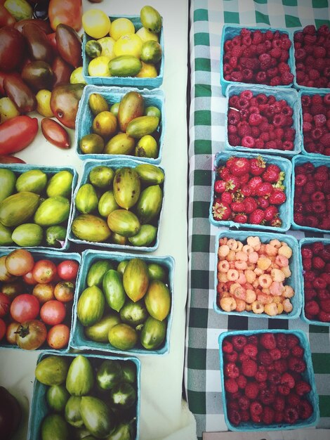 Foto vista ad alto angolo dei frutti in contenitori per la vendita