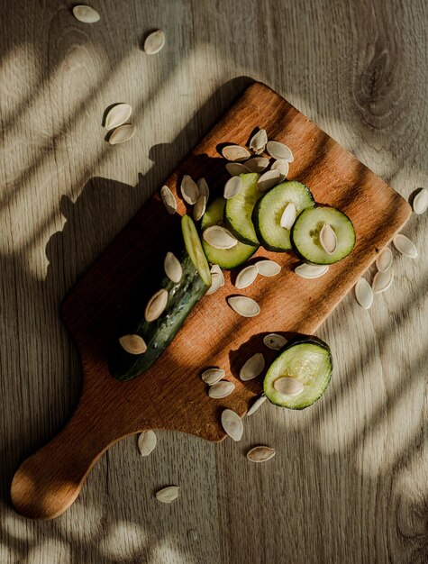 Photo high angle view of fruits on cutting board