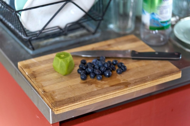 Photo high angle view of fruits on cutting board