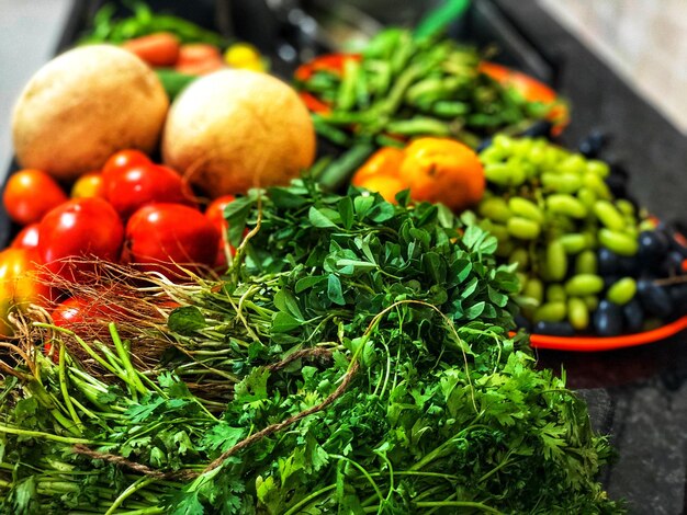 Foto vista ad alta angolazione della frutta al mercato