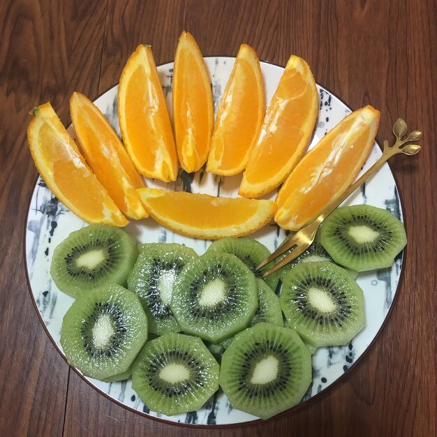 Foto vista ad alto angolo di frutta in piatto su tavola