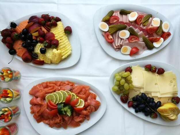 Foto vista ad alto angolo di frutta in piatto su tavola
