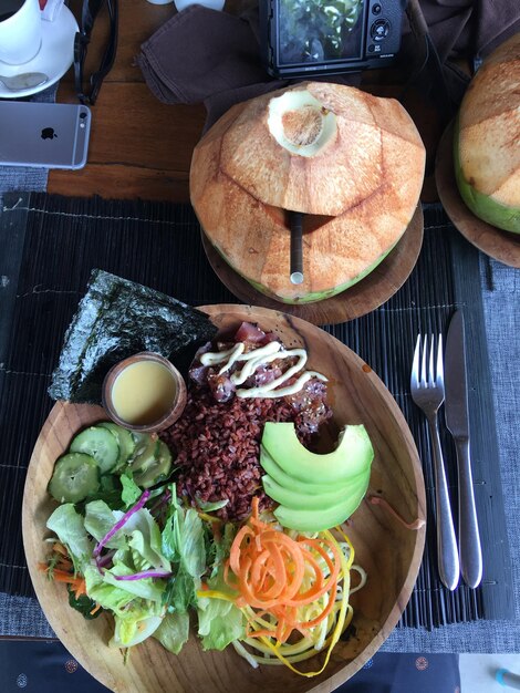 Photo high angle view of fruits in plate on table