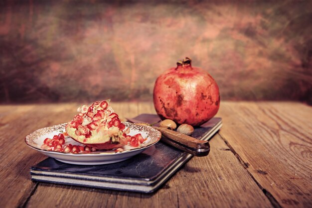 Photo high angle view of fruits in plate on table