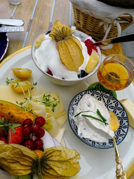 Photo high angle view of fruits in plate on table