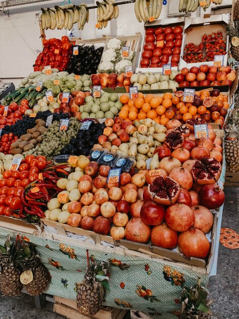 Foto vista ad alto angolo dei frutti in vendita alla bancarella del mercato