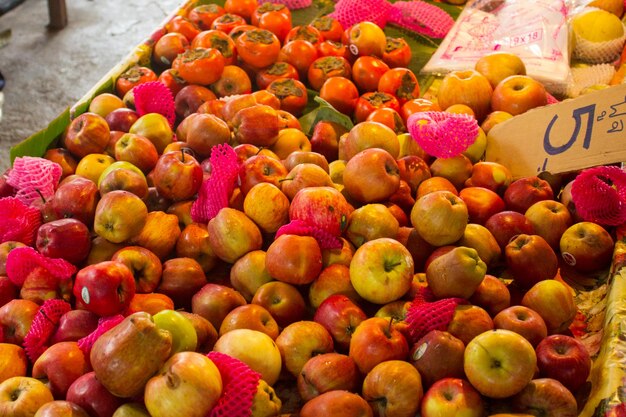 Foto vista ad alto angolo di frutta in vendita al mercato