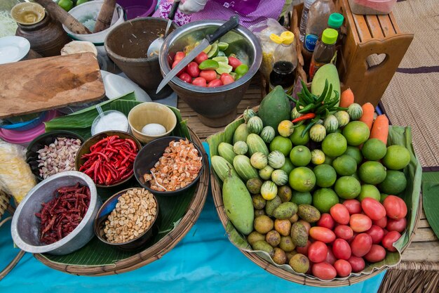 Foto vista ad alto angolo dei frutti in vendita al mercato