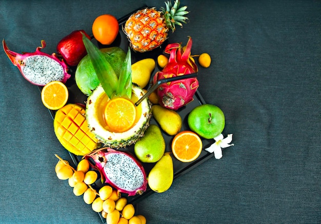 Vista ad alto angolo di frutta su tavola su sfondo nero