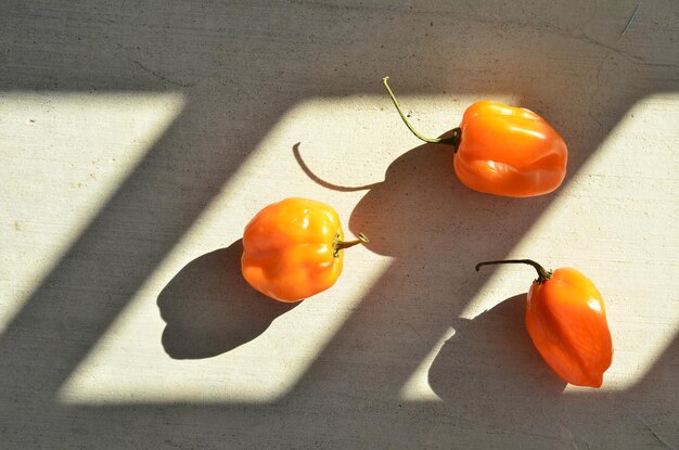 Foto vista ad alto angolo dei frutti sulla tavola