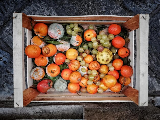 Foto vista ad alto angolo di frutta e verdura in scatola