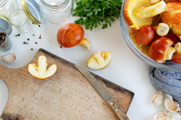 Foto vista ad alto angolo di frutta e verdura su tavola da taglio