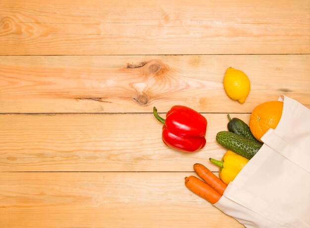 Photo high angle view of fruits and vegetables on cutting board