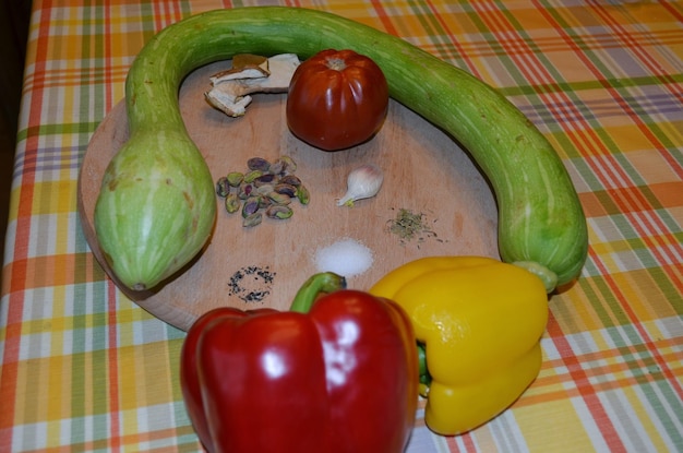 Photo high angle view of fruits and vegetables on table