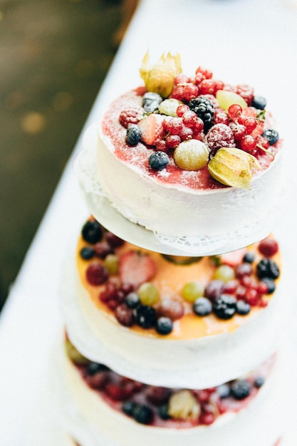 結婚式のケーキの果物の高角度のビュー