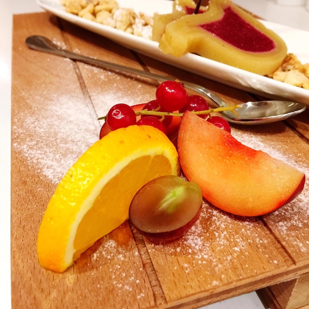 Foto vista ad alto angolo di frutta su tavolo di legno