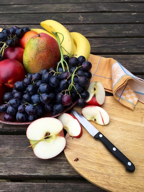 Foto vista ad alta angolazione delle frutta su un tavolo di legno.