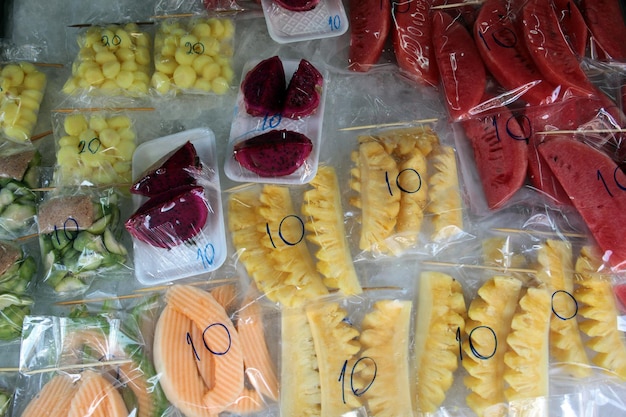 Photo high angle view of fruits wrapped in plastic at market