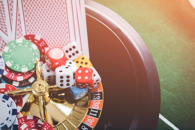 Foto vista ad alto angolo delle fiches di gioco sulla ruota della roulette