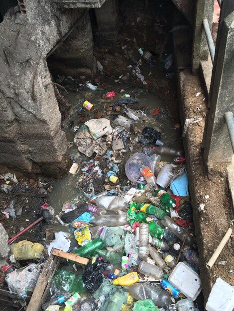 Photo high angle view of garbage bottles