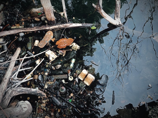 Photo high angle view of garbage floating on lake