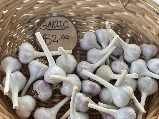 Photo high angle view of garlic in market