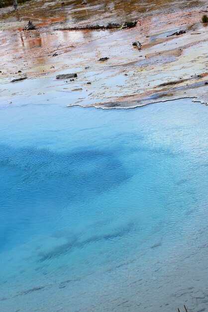 Foto vista ad alto angolo del geyser al parco nazionale di yellowstone