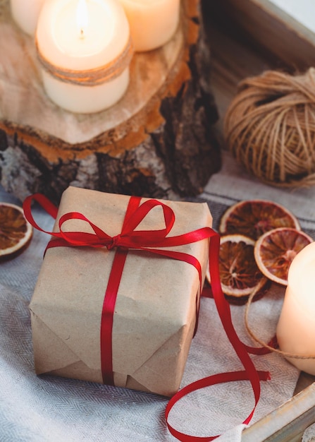 Photo high angle view of gift box with candles on table