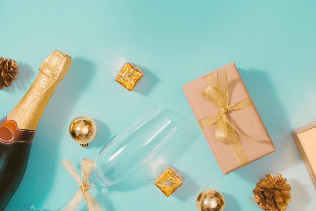 Photo high angle view of gift with champagne flute on table