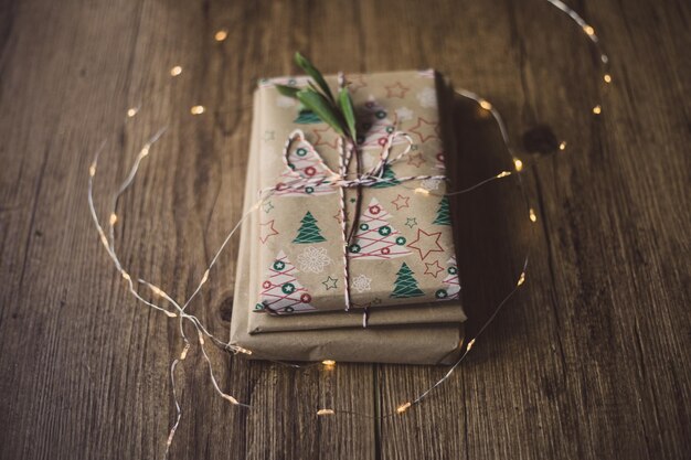 Photo high angle view of gifts amidst illuminated lights on table