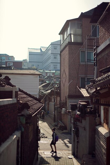Foto vista ad alta angolazione della ragazza in mezzo agli edifici in strada