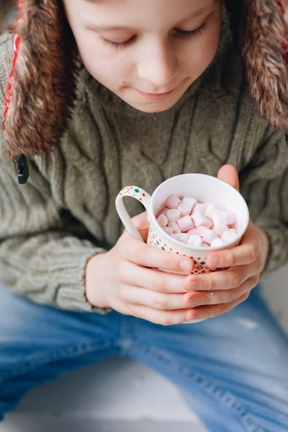 Photo high angle view of girl holding cup while sitting at home