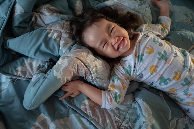 Photo high angle view of girl lying on bed