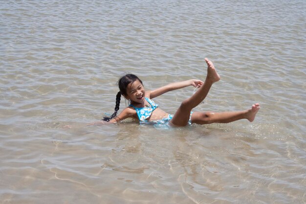 Photo high angle view of girl playing at beach