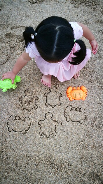 Photo high angle view of girl playing on beach