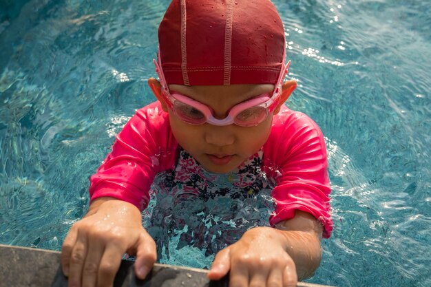 Photo high angle view of girl swimming in pool