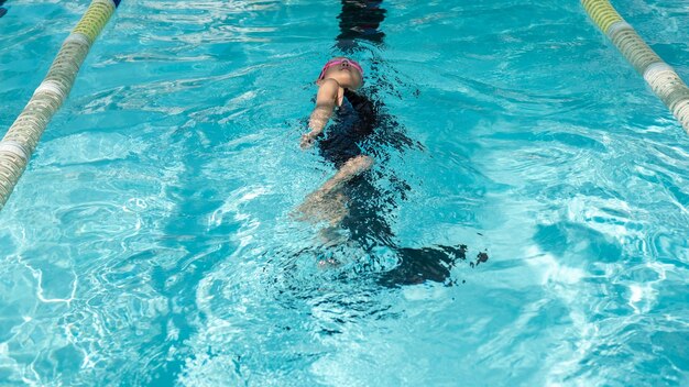 Foto vista ad alta angolazione di una ragazza che nuota in piscina