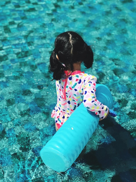 Photo high angle view of girl swimming in pool